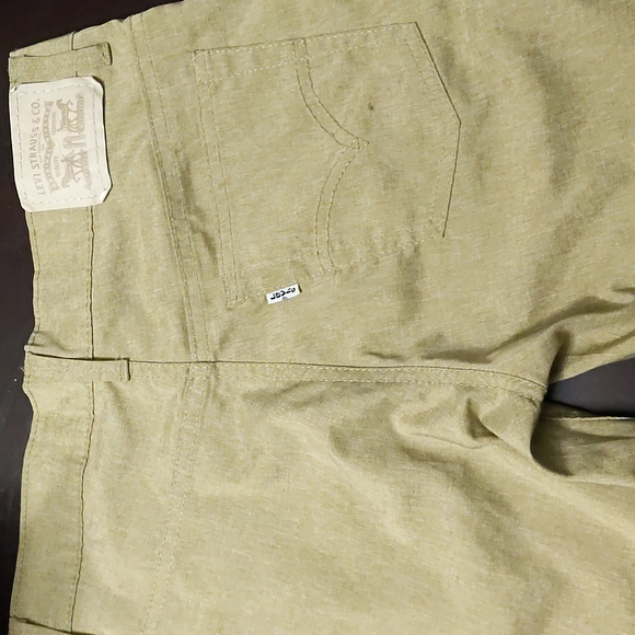 ✨50% OFF✨ Boys Levi's 511 tan moisture wicking shorts - Picture 4 of 6